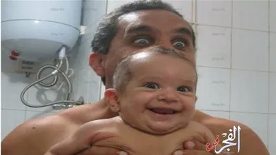 صورة غريبة تجمع باسم يوسف بابنته نادية في الحمام تشعل 