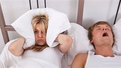 مفاجأة.. قاطنو الطرق المزدحمة أكثر عرضه للشخير بسبب عوادم السيارات