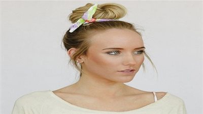 اطلالة أنيقة وجذابة لتزيين كعكة الشعر بالإكسسوارات