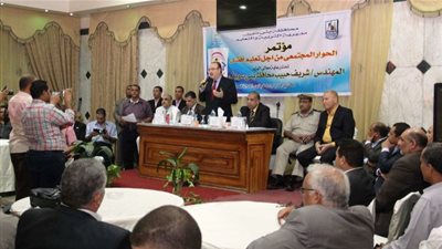 محافظ بني سويف يطالب بدعم مجموعات التقوية لمواجهة الدروس الخصوصية