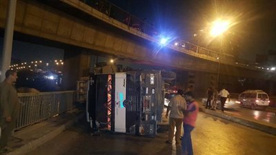 شلل مرورى أعلى كوبرى الساحل بسبب انقلاب مقطورة