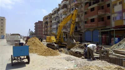 استمرار أعمال الحفر بمشروع الصرف الصحي بقابوطي بورسعيد (صور)