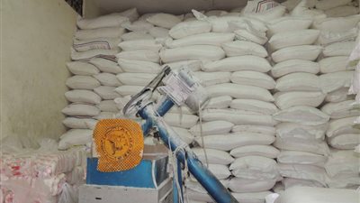 مباحث تموين السويس تضبط 300 طن سكر مجهول المصدر (صور)