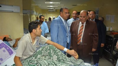 لفتة إنسانية من محافظ الدقهلية لمريض في مستشفى طوارئ المنصورة (فيديو وصور)