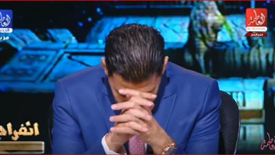 سعيد حساسين يبكي على الهواء بسبب والدة طفل مصاب بالسرطان (فيديو)