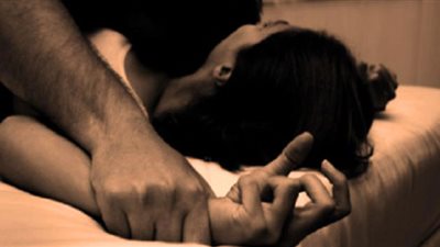 خشى على زوجته من الفضيحة بعد تهديدها بمقاطعها الجنسية.. فقتل عشيقها في 