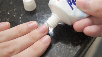 معجون الأسنان والليمون للتخلص من اصفرار الأظافر