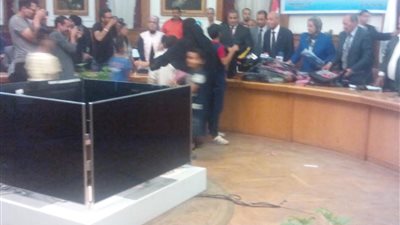 محافظ القاهرة يوزع شنط مدرسيه على الطلاب الغير قادرين