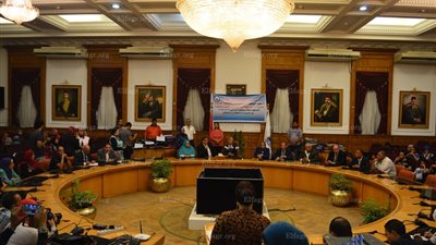 القائم بأعمال محافظ القاهرة يوزع حقائب مدرسية على الطلاب غير القادرين (صور)