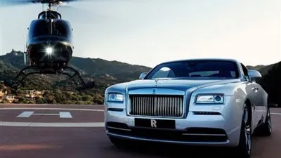 رولزرويس ريث وDawn يتألقان باللون الفضي والاخضر تحت الشمس