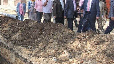 محافظ بني سويف يتفقد تركيب خط مياه جديد بقرية 