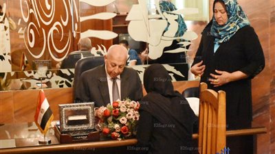 محافظ أسوان يلتقي بالمواطنين في اللقاء الأسبوعي ويستجيب لمطالبهم (صور)