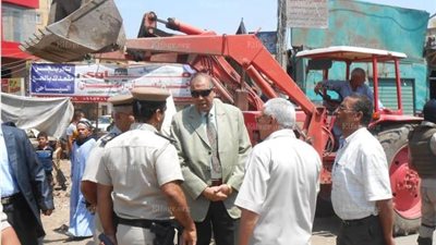 مدير الأمن يقود حملة لإزالة الإشغالات فى 