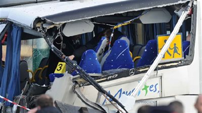 مقتل فتاة وإصابة العشرات في اصطدام حافلة مدرسية بشاحنة بأمريكا