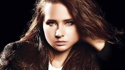 نيللي كريم والأب بطرس دانيال يطيران لإيطاليا