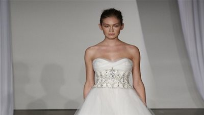  صيحات جديدة مليئة بالأنوثة من فساتين الزفاف لخريف 2016 
