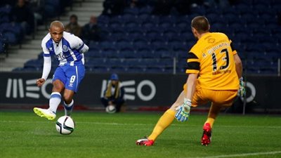 نجم الجزائر على أعتاب إيفرتون