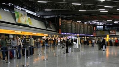 القبض على امرأة مشتبه بها عقب إخلاء جزئي لمطار فرانكفورت