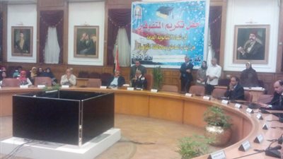 محافظ القاهرة يعتذر لتأخره عن تکریم المتفوقين من أبناء العاملين‎