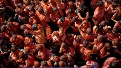 إسبانيا: حرب طماطم بالشوارع.. وخلاف مستعر بالبرلمان لتشكيل حكومة