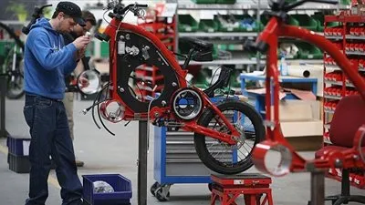 ألماني يسعى لتحطيم رقم قياسي بصنع دراجة عملاقة تزن 940 كيلوجراما