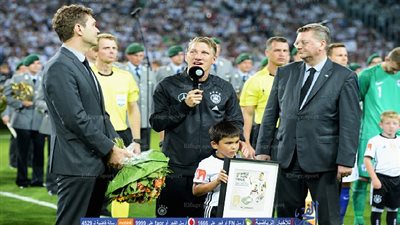 بالفيديو.. بكاء شفاينشتايجر قبل مباراة فنلندا بعد اعلانه اعتزاله دوليا