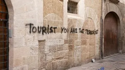 جزيرة إسبانية: لا نريد مزيداً من السياح.. وترفع شعار 