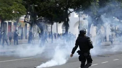 شرطة البرازيل تطلق الغاز المسيل للدموع على محتجين تظاهروا ضد عزل 
