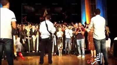 محمد شاهين يختتم حفل تخرج طلاب جامعة مصر بالغناء (فيديو) 