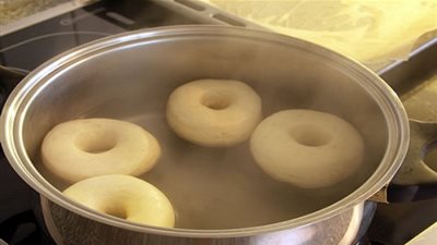  الخبز المسلوق ..هدية الحوامل في بولندا 