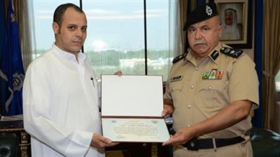 الداخلية الكويتية تُكرم عامل مصري تطوع لتنظم حركة المرور