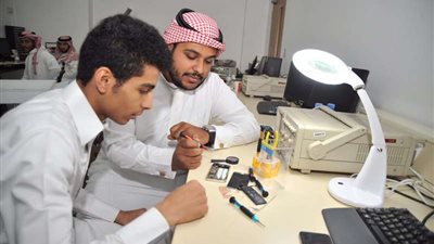 تجهيز 29341 سعودياً وسعوديةً للعمل ببيع وصيانة الجوالات