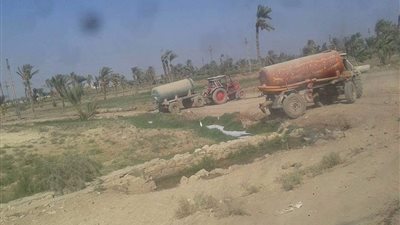 كارثة.. سيارات الصرف الصحي تلقي مخلفاتها في الأراضي الزراعية بالفيوم