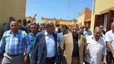 محافظ الإسماعيلية يفتتح 16 منزلاً بدويًا بقرية البياضية (صور)