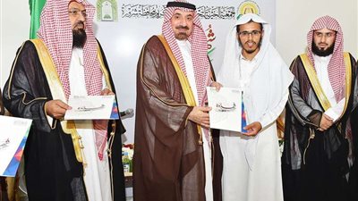 أمير نجران يكرم المتميزين بدورات 