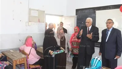 محافظ السويس يتفقد القوافل التعليمية 