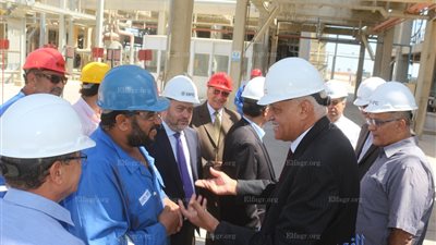 محافظ السويس يزور شركة الشرقيون للبتروكيماويات في السخنة (صور)