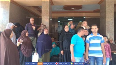 العاملين بشركة منسوجات يعتصمون  أمام محافظة الشرقية احتجاجًا على تصفيتها (صور)