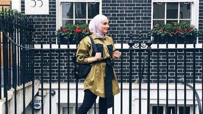 للمحجبات.. 4 طرق مميزة لتنسيق إطلالاتك الأنيقة خلال السفر (صور)
