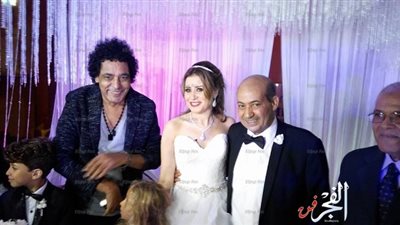 محمد منير يهنئ طارق الشناوي بحفل زفافه (فيديو وصور) 