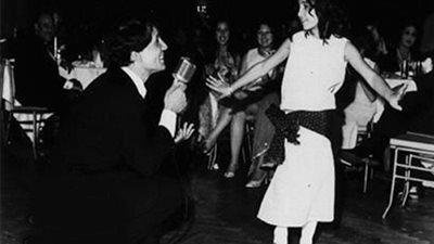 تعرف على الراقصة الصغيرة التي يداعبها العندليب