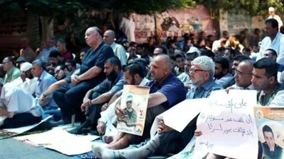 فلسطينيون يصلون الجمعة أمام مقر الصليب بغزة تضامنا مع أسرى الأمعاء الخاوية