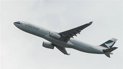 شاب صيني حاول الانتحار من الطائرة بعد مشاجرة مع حبيبته 