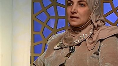 أستاذة عقيدة: إمامة المرأة للرجال في الصلاة 