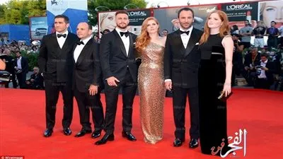 لحظات رومانسية للنجمة إيمي آدامز مع زوجها على ريد كاربت فينيسيا (صور) 