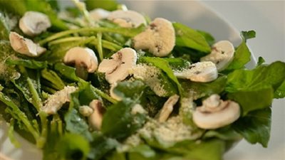 طريقة بسيطة لتحضير سلطة الجرجير بالمشروم الطازج