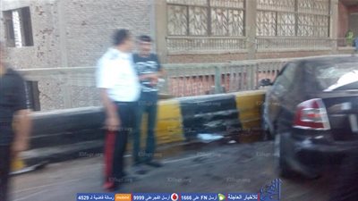 شلل مروري أعلى دائري صفط اللبن‎ بعد اصطدام سيارة بسور الكوبري 