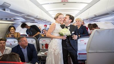  شاب يفاجئ حبيبته بطلب الزواج منها على متن طائرة .. ثم اكتشفت مفآجات أخرى!