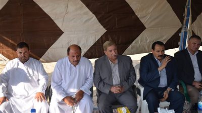  محافظ الإسماعيلية ومدير الأمن يقدمان التعازي لأسرة شهيد رفح