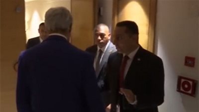 وزير الخارجية الأمريكي يخضع للتفتيش من قبل حرس السيسي (فيديو)